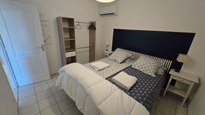 4 bedrooms, iron/ironing board, travel cot, free WiFi - QUIET COUNTRY HOUSE WITH AIR CONDITIONING (La Chapelle-de-Bragny)