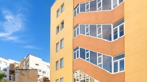 Ein modernes Gebäude mit Schwimmbad, Treppe und einem Schild, auf dem '3 ideal' steht.