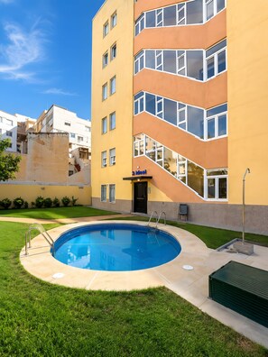 Un bâtiment moderne doté d’une piscine, d’un escalier et d’une enseigne indiquant « 3 idéal ».