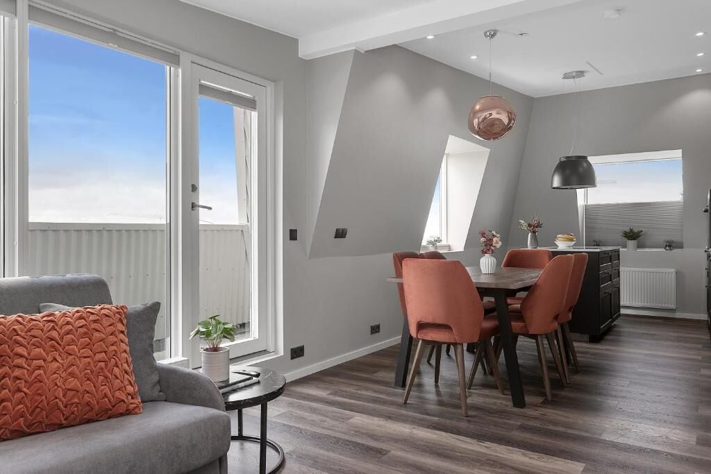 Apartamento, 2 habitaciones | Zona de estar | Una televisión de pantalla plana