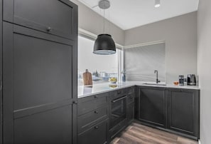Superior Apartment, 1 Bedroom | Dapur peribadi | Cerek elektrik, pembakar roti 