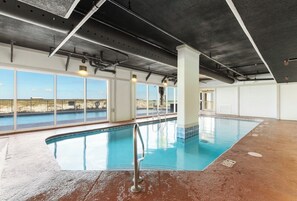 Una piscina techada, una piscina al aire libre