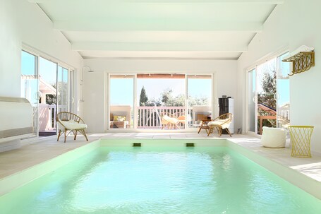 A swimming pool with a view of a balcony and outdoor area.. Holiday Home 'Villa De 3 À 9 Pers Avec Piscine' with Mountain View, Wi-Fi and Air Conditioning