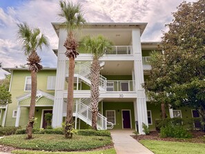 A multi-story building with a central staircase, a balcony, and a number '30' sign. - Disney Area 3BR Condo Pickleball, Pools & Free WiFi (Davenport)