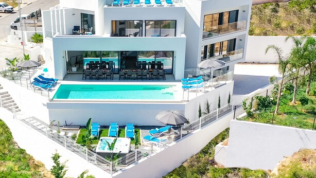 A modern building with a rooftop pool, outdoor seating, and a landscaped garden. - Villa Albert, Pool, Jacuzzi, Games Room (Armação de Pêra)
