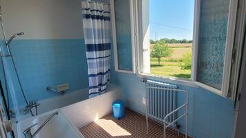 SĂšche-cheveux, serviettes fournies, savon, shampoing