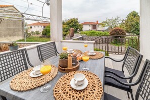 Outdoor dining - Charming Apartments Marija&Anton near the beach-perfect for a peaceful stay (Malinska)