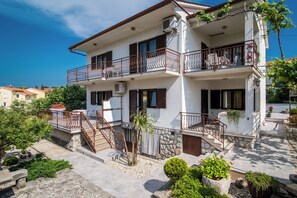 Exterior - Charming Apartments Marija&Anton near the beach-perfect for a peaceful stay (Malinska)