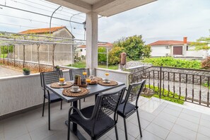 Outdoor dining - Charming Apartments Marija&Anton near the beach-perfect for a peaceful stay (Malinska)