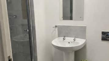 Doccia, asciugacapelli, asciugamani, sapone