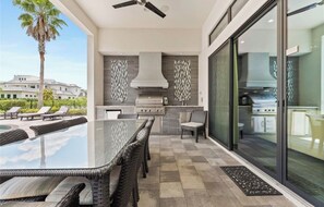 Outdoor dining - 12 minutes from Disney Property. Sleeps 20! Resort style pool, Arcade, Theater (Kissimmee)