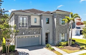 Exterior - 12 minutes from Disney Property. Sleeps 20! Resort style pool, Arcade, Theater (Kissimmee)