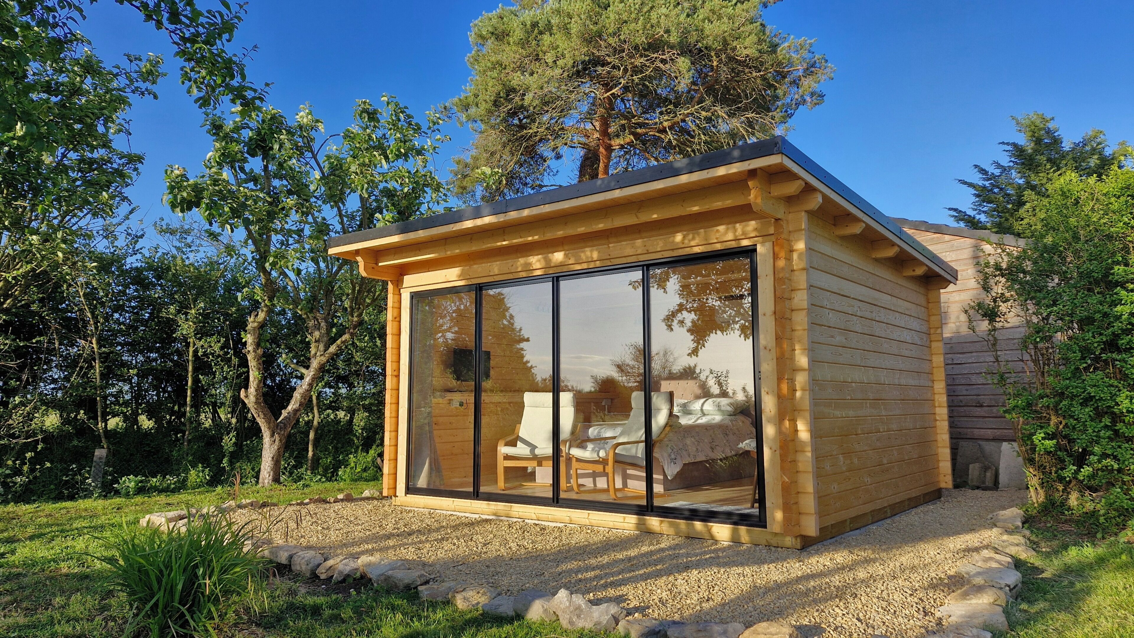 テラス / パティオ. Private, air-conditioned log cabin, with field views, own garden and shower room