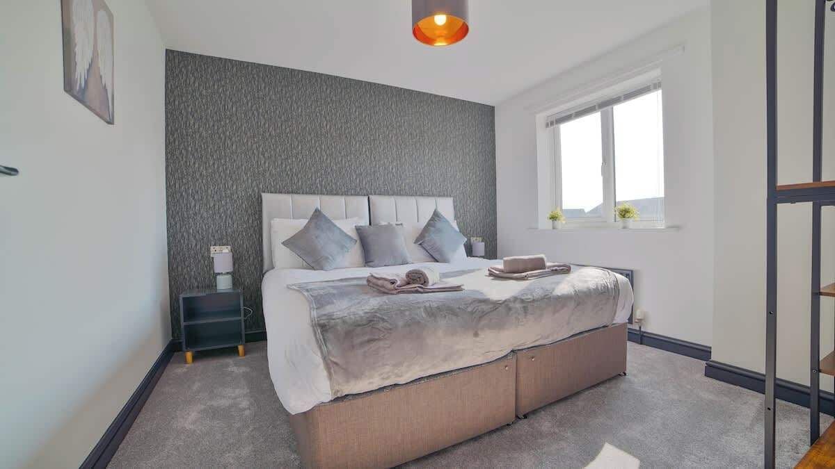 Iron/ironing board, free WiFi, bed sheets