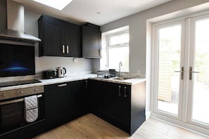 Kühlschrank, Mikrowelle, Geschirrspüler, Wasserkocher