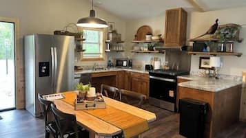 Comfort-Ferienhütte, Parkblick | Essbereich im Zimmer