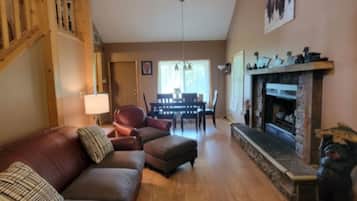 Family House, Patio, Lake View | Living area
