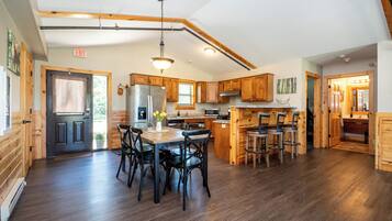 Comfort Cabin, Park View | In-room dining