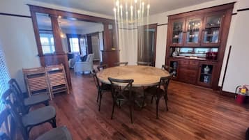 Maison majestueuse, vue sur le parc | Repas dans la chambre
