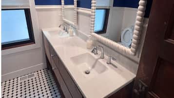 Grand-Haus, Parkblick | Badezimmer | Dusche, Handtücher, Seife, Toilettenpapier