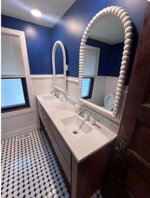 Maison Majestueuse, vue parc | Salle de bain | Douche, serviettes fournies, savon, papier toilette