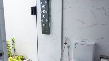 Habitación Deluxe doble, vistas al jardín | Baño | Ducha, secador de pelo, toallas y jabón