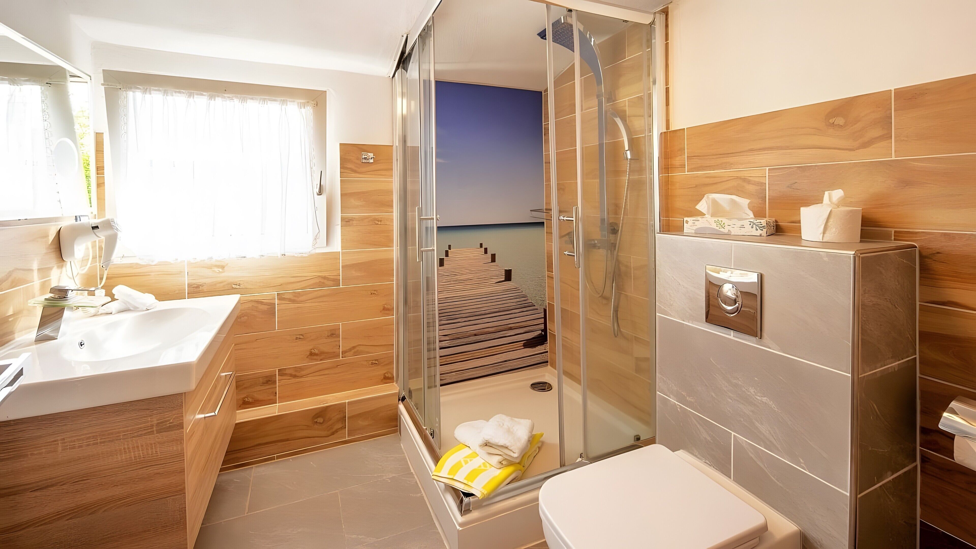 シャワー、ヘアドライヤー、タオル. City Holiday Home Daun in Daun – for 14 Guests (210 m²)