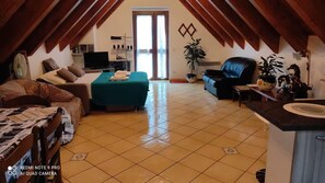 Tabla de planchar con plancha, wifi, ropa de cama