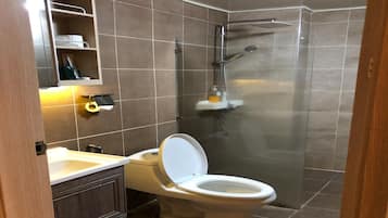 Habitación Deluxe doble | Baño | Ducha, secador de pelo, zapatillas y bidé
