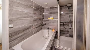 Dusche, Haartrockner, Handtücher