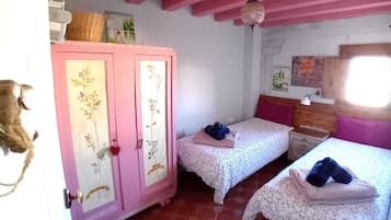 2 bedrooms, iron/ironing board, free WiFi, bed sheets