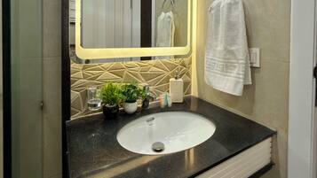 Douche, serviettes fournies, savon, papier toilette