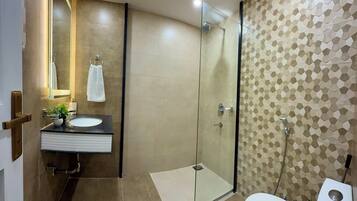 Douche, serviettes fournies, savon, papier toilette