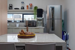 Coffee/tea maker, fridge, microwave, oven - TOCA GAMBOA - Apartment 190m from Patacho Beach on the Ecological Route of Miracles - AL (Porto de Pedras)