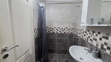 Douche, sĂšche-cheveux, serviettes fournies, savon
