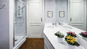 Dusche, Bidet, Handtücher, Shampoo