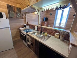Wasserkocher mit Kaffee-/Teezubehör, Kühlschrank, Mikrowelle, Ofen
