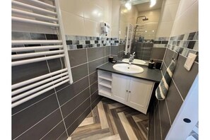 Chuveiro, secador de cabelo, toalhas de banho, sabonete