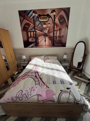 Tabla de planchar con plancha, wifi, ropa de cama