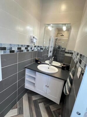 Een douche, een haardroger, handdoeken, zeep
