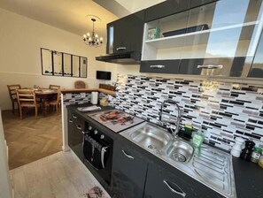 Wasserkocher mit Kaffee-/Teezubehör, Kühlschrank, Mikrowelle, Ofen