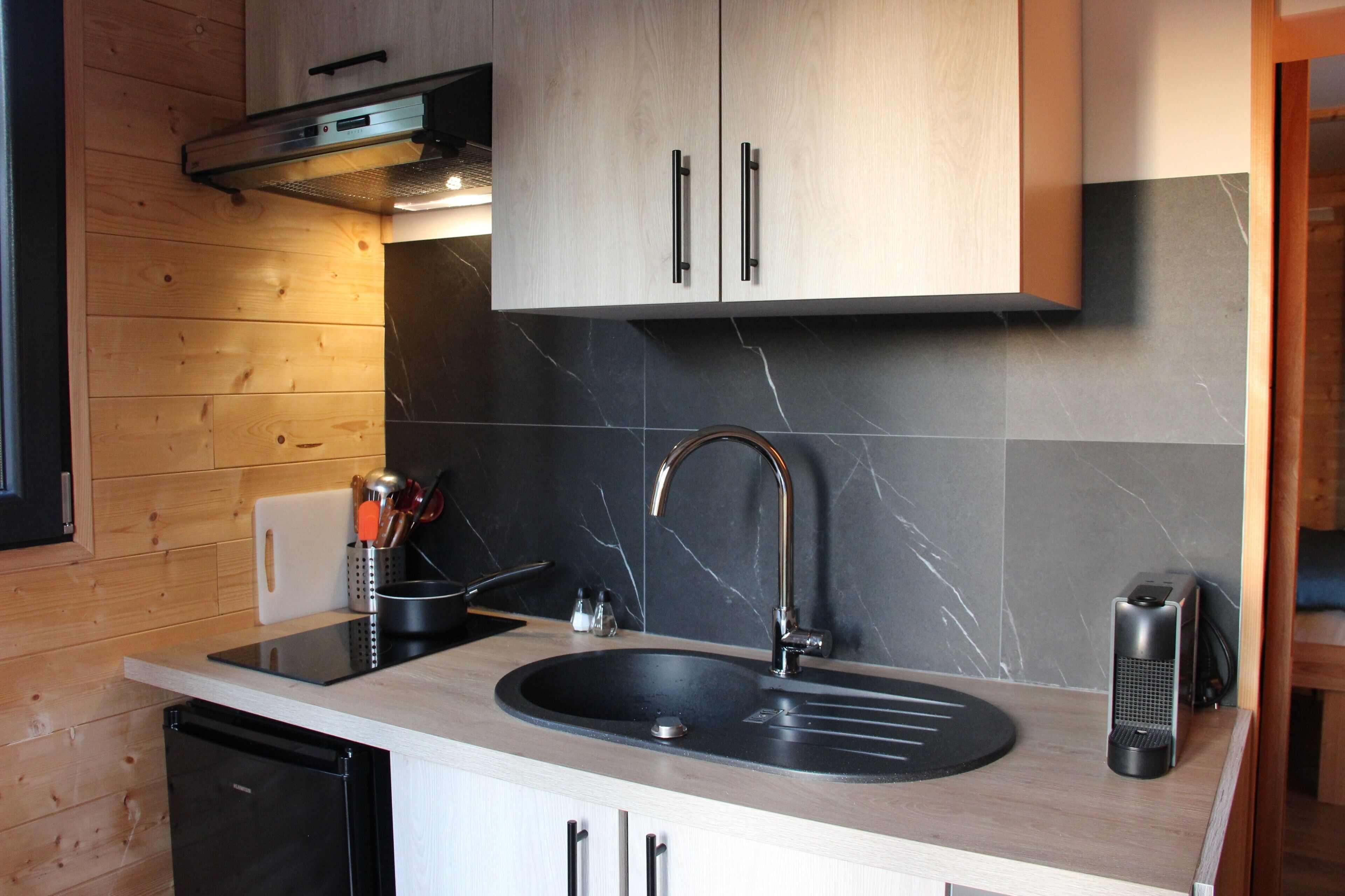 Geladeira, micro-ondas, cooktop, cafeteira/chaleira