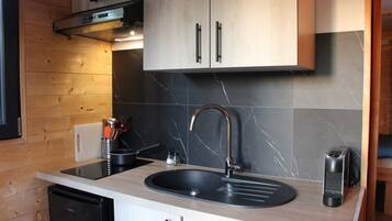 Geladeira, micro-ondas, cooktop, cafeteira/chaleira