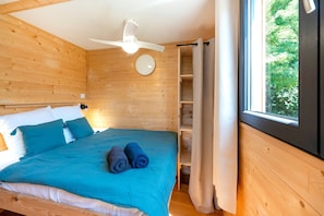 WiFi, bed sheets