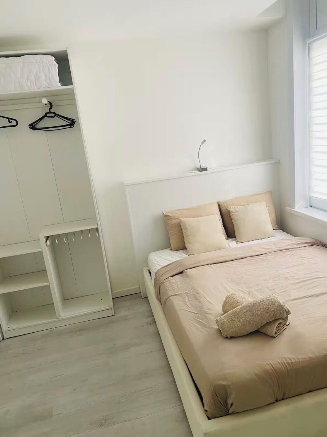 Tabla de planchar con plancha, internet y ropa de cama 