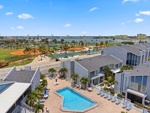 Ein Hotel mit Schwimmbad, Tennisplätzen und Meerblick.