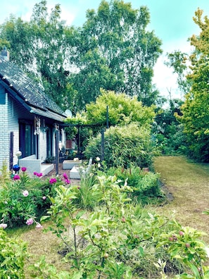 Property grounds - Fantastic, stylish house with large garden on the North Sea coast. (Schortens)