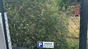 A chain-link fence with a 'RESERVE' sign and a 'Puy de Sancy' sign. - T2 Puy de Dôme Chic, Cozy & Ideally Located (Clermont-Ferrand)