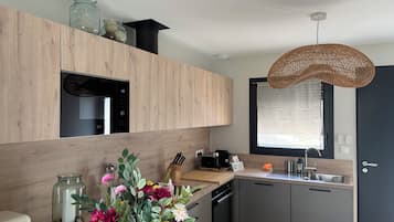 Coffee/tea maker, fridge, microwave, oven