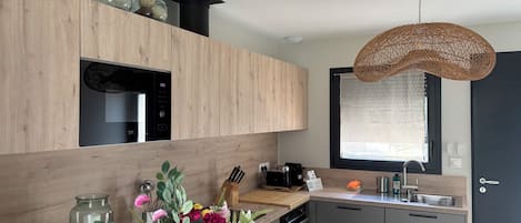 Cafetera y tetera, refrigerador, microondas y horno